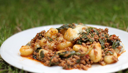 Zapečené noky s mletým masem a listovým špenátem