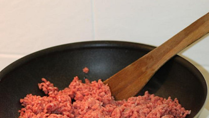 Zapečené noky s mletým masem a listovým špenátem