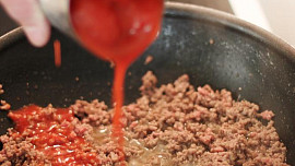 Zapečené noky s mletým masem a listovým špenátem