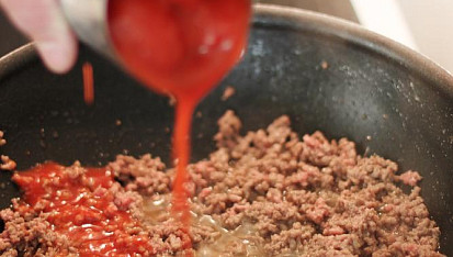 Zapečené noky s mletým masem a listovým špenátem