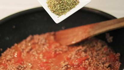 Zapečené noky s mletým masem a listovým špenátem