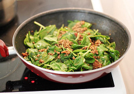 Zapečené noky s mletým masem a listovým špenátem