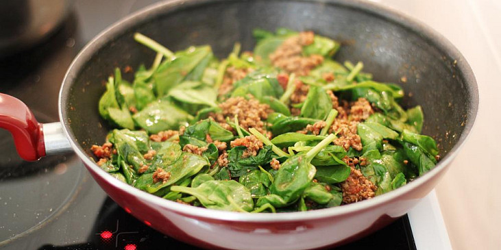 Zapečené noky s mletým masem a listovým špenátem