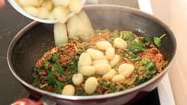 Zapečené noky s mletým masem a listovým špenátem