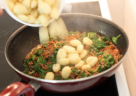 Zapečené noky s mletým masem a listovým špenátem