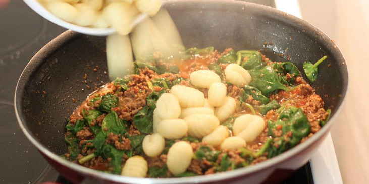 Zapečené noky s mletým masem a listovým špenátem