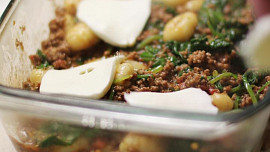 Zapečené noky s mletým masem a listovým špenátem