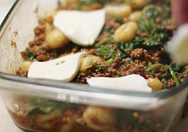 Zapečené noky s mletým masem a listovým špenátem