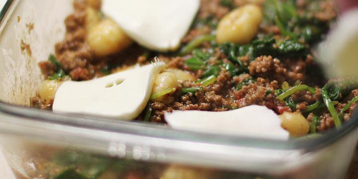 Zapečené noky s mletým masem a listovým špenátem