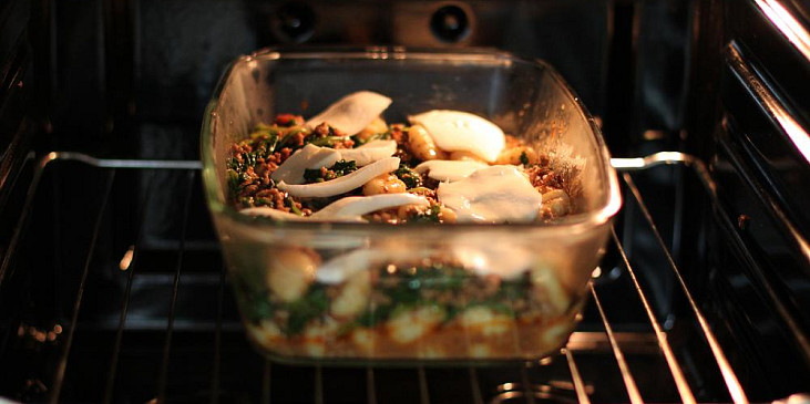 Zapečené noky s mletým masem a listovým špenátem