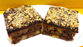 Buchta bez vajec s jablky a vlašskými ořechy