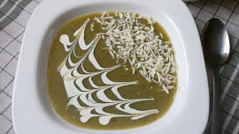 Cuketová polévka s bramborem a dvěma druhy sýra