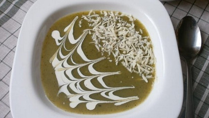 Cuketová polévka s bramborem a dvěma druhy sýra