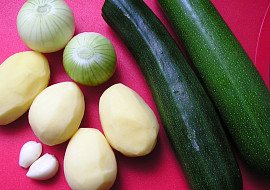 Cuketová polévka s bramborem a dvěma druhy sýra