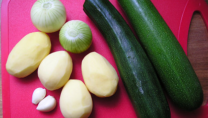 Cuketová polévka s bramborem a dvěma druhy sýra