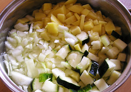 Cuketová polévka s bramborem a dvěma druhy sýra