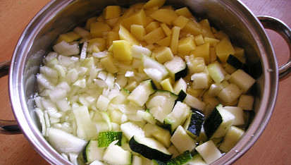 Cuketová polévka s bramborem a dvěma druhy sýra