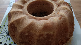 Jablečnoořechová bábovka se šlehačkou