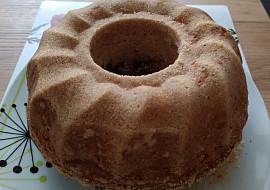 Jablečnoořechová bábovka se šlehačkou