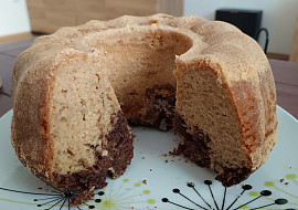 Jablečnoořechová bábovka se šlehačkou