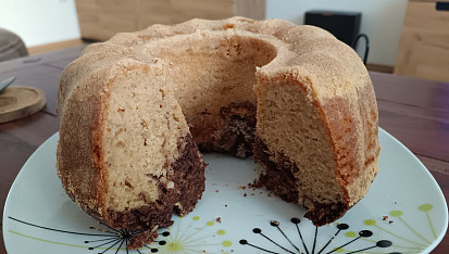 Jablečnoořechová bábovka se šlehačkou