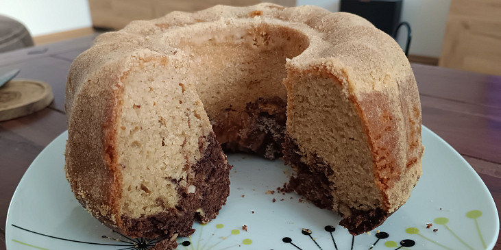 Jablečnoořechová bábovka se šlehačkou