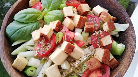 Kedlubnový salát s uzeným tofu