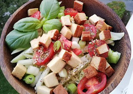 Kedlubnový salát s uzeným tofu