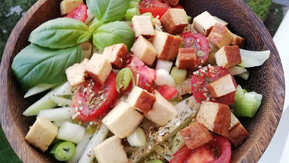 Kedlubnový salát s uzeným tofu