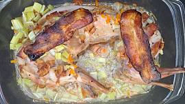 Králík pečený v kořenové zelenině