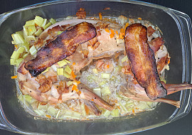 Králík pečený v kořenové zelenině