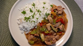 Kuřecí kousky na pórku a paprikách