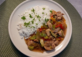 Kuřecí kousky na pórku a paprikách