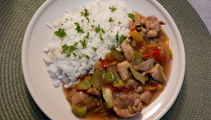 Kuřecí kousky na pórku a paprikách