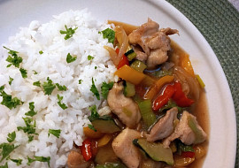 Kuřecí kousky na pórku a paprikách