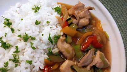 Kuřecí kousky na pórku a paprikách