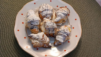 Mini croissanty plněné koňakovým krémem