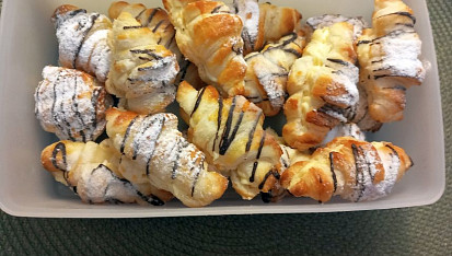 Mini croissanty plněné koňakovým krémem