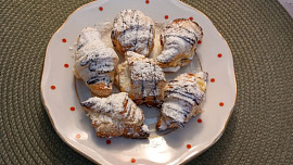 Mini croissanty plněné koňakovým krémem