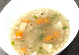Ovarová polévka s kroupami (S vývarom z kolena. Skvelá polievka.)
