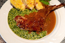 Pečený králík na cibuli a česneku, šťáva z výpeku, houskovo-bramborový knedlík, smetanový špenát