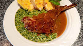 Pečený králík na česneku a cibuli