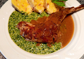 Pečený králík na česneku a cibuli (Pečený králík na cibuli a česneku, šťáva z výpeku, houskovo-bramborový knedlík, smetanový špenát)