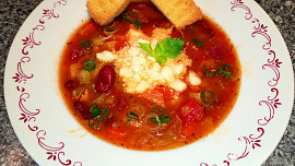 Polévka minestrone s mozzarellou