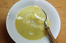 Stačí uvařit pórek, brambory a rozmixovat.