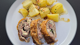 Roláda z mletého masa plněná sýrem a šunkou