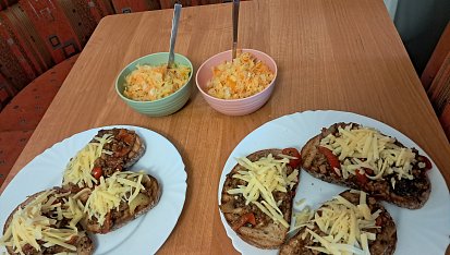 Salát z kysaného zelí s mrkví a jablky