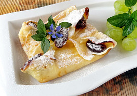 Zapečené palačinkové větrníky s datlemi