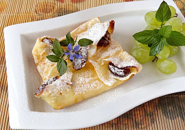 Zapečené palačinkové větrníky s datlemi