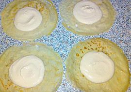 Zapečené palačinkové větrníky s datlemi